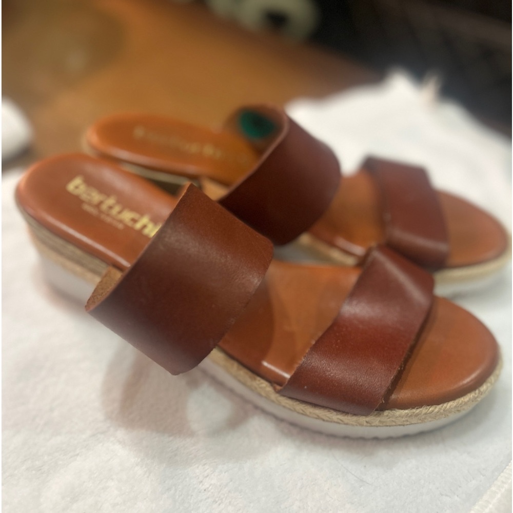 Bertuchi  leather wedge sandals size 8